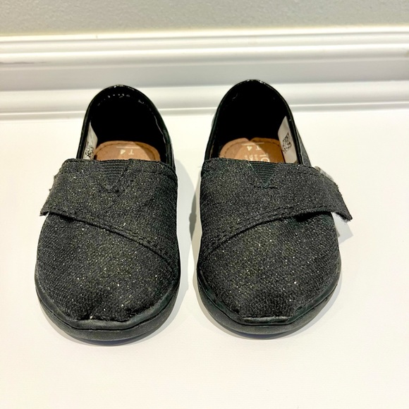 Kids Toms Shoes. Brand New, toddler sizes 4 - Picture 2 of 3